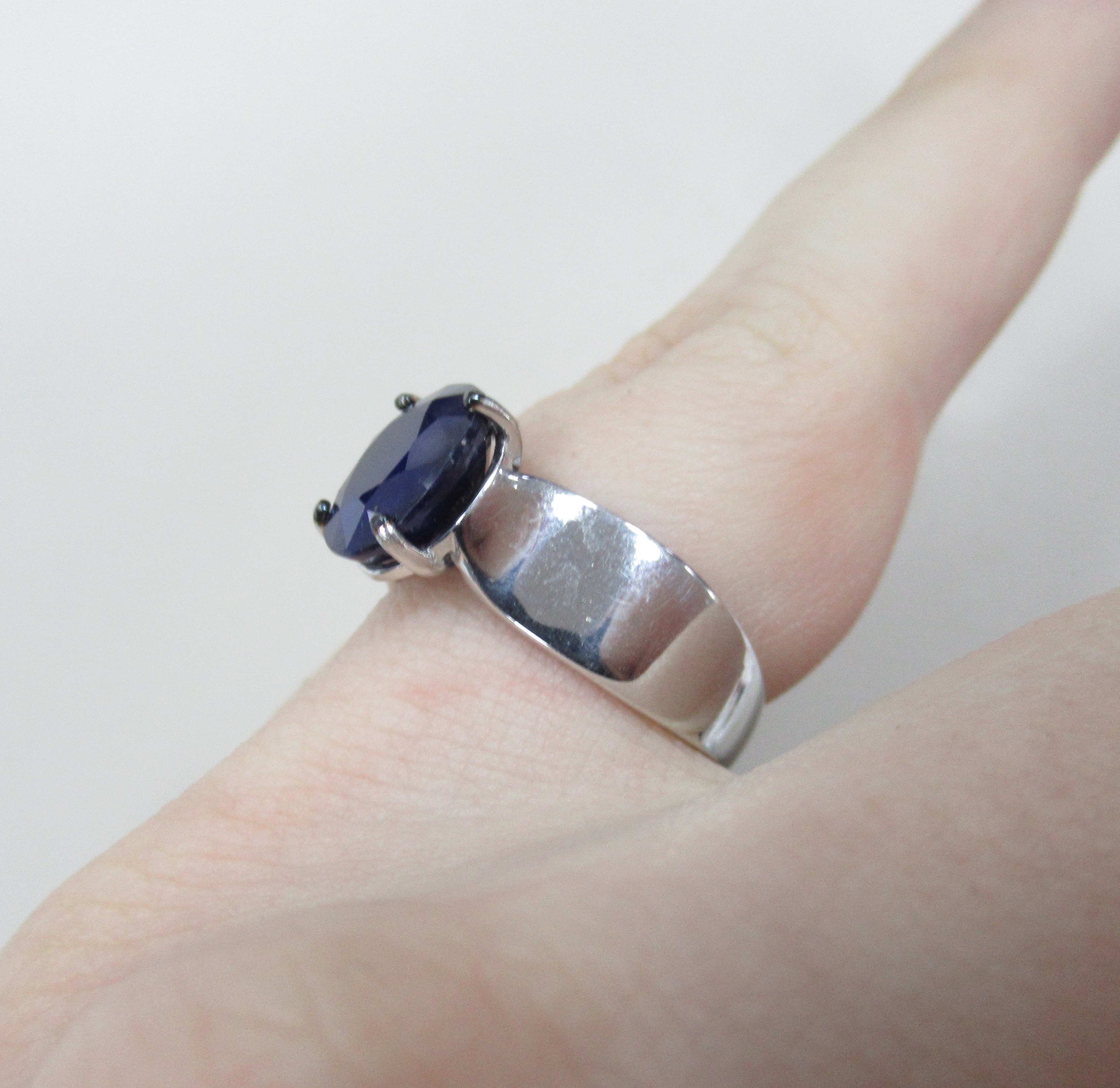 Серебряное кольцо с сапфиром